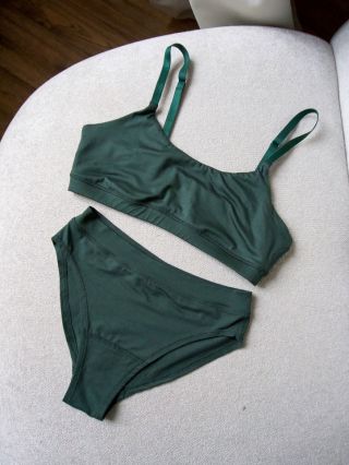 Letošní nová barva se krásně hodí 🎄 Nádherná tmavě zelená je zároveň hezky sváteční, ale stále neutrální barva, která...